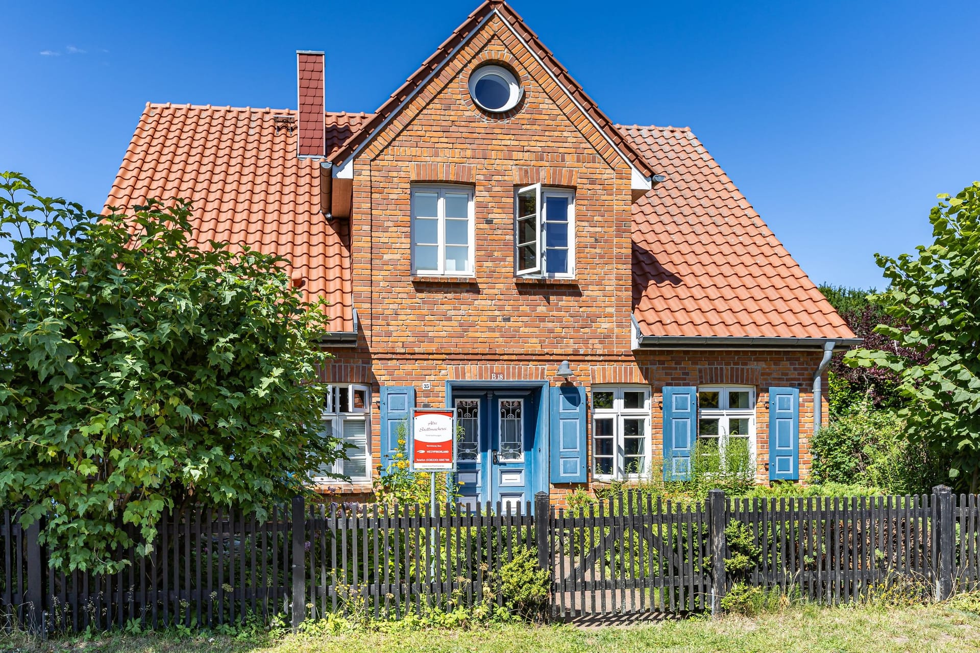 Außenansicht eines Hauses mit rotem Dach