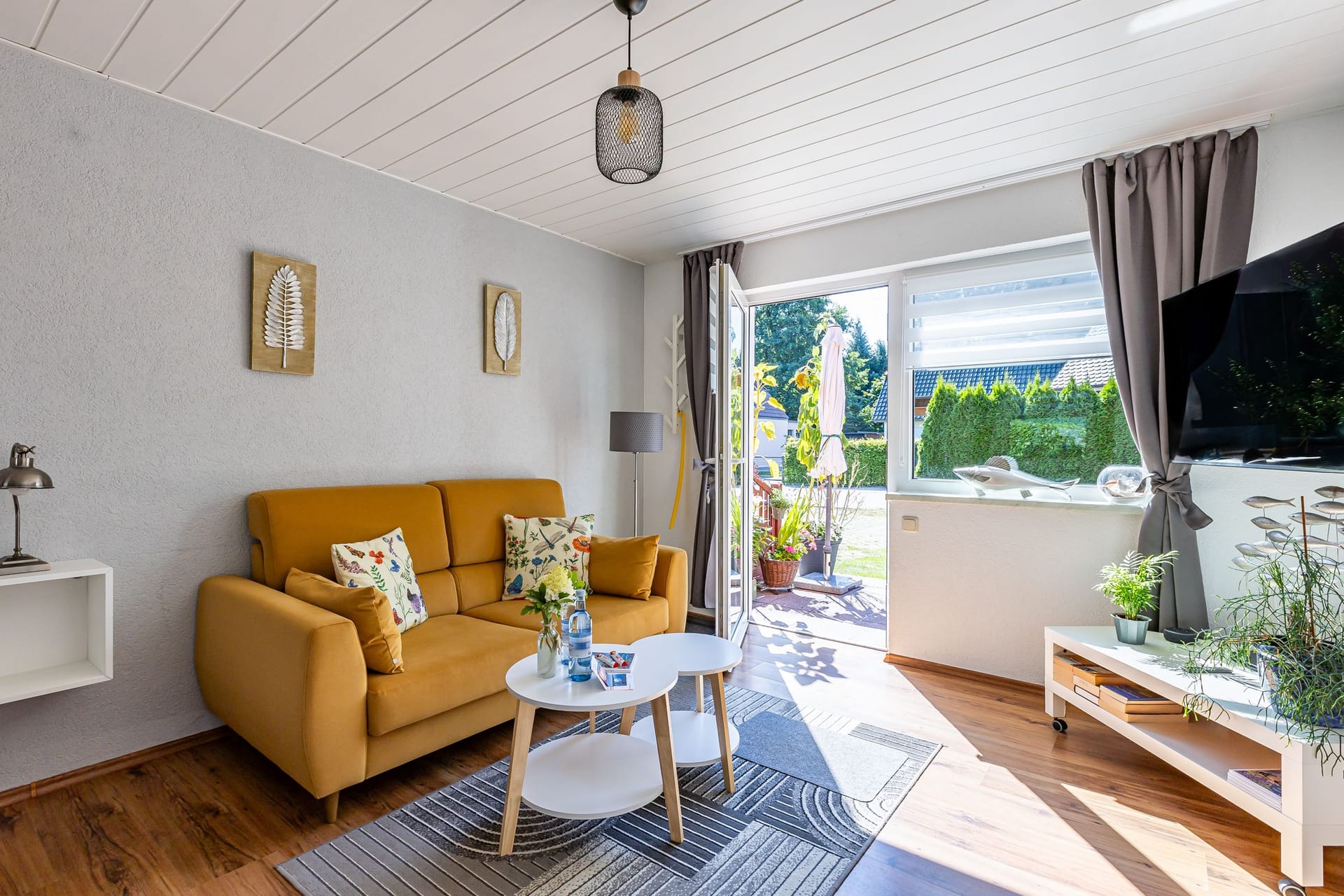 Helles Wohnzimmer mit Sofa und Fenstern