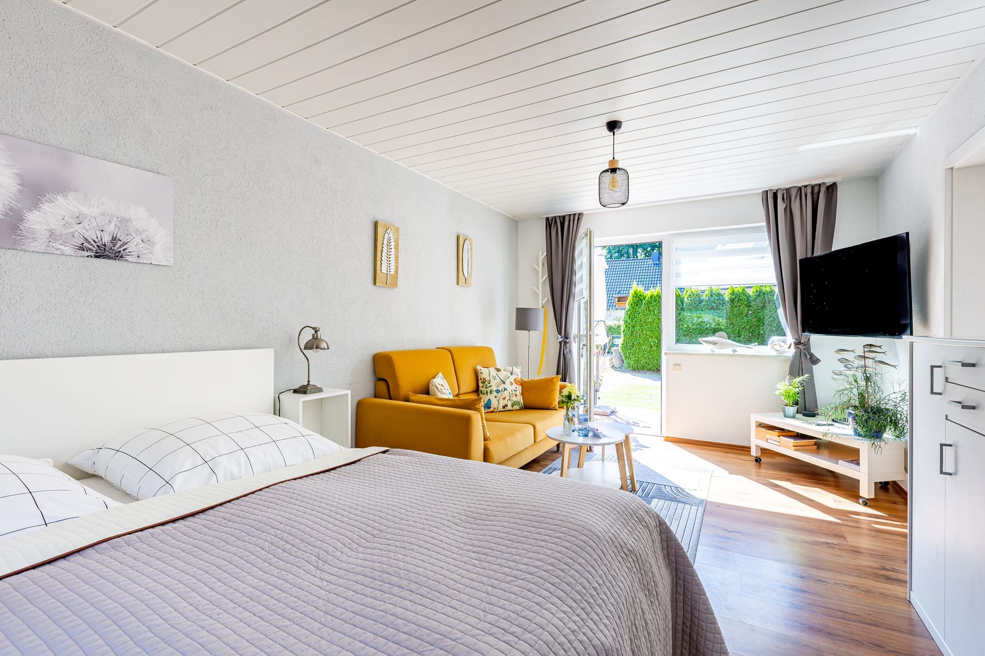 Schlafzimmer mit gemütlicher Sitzecke