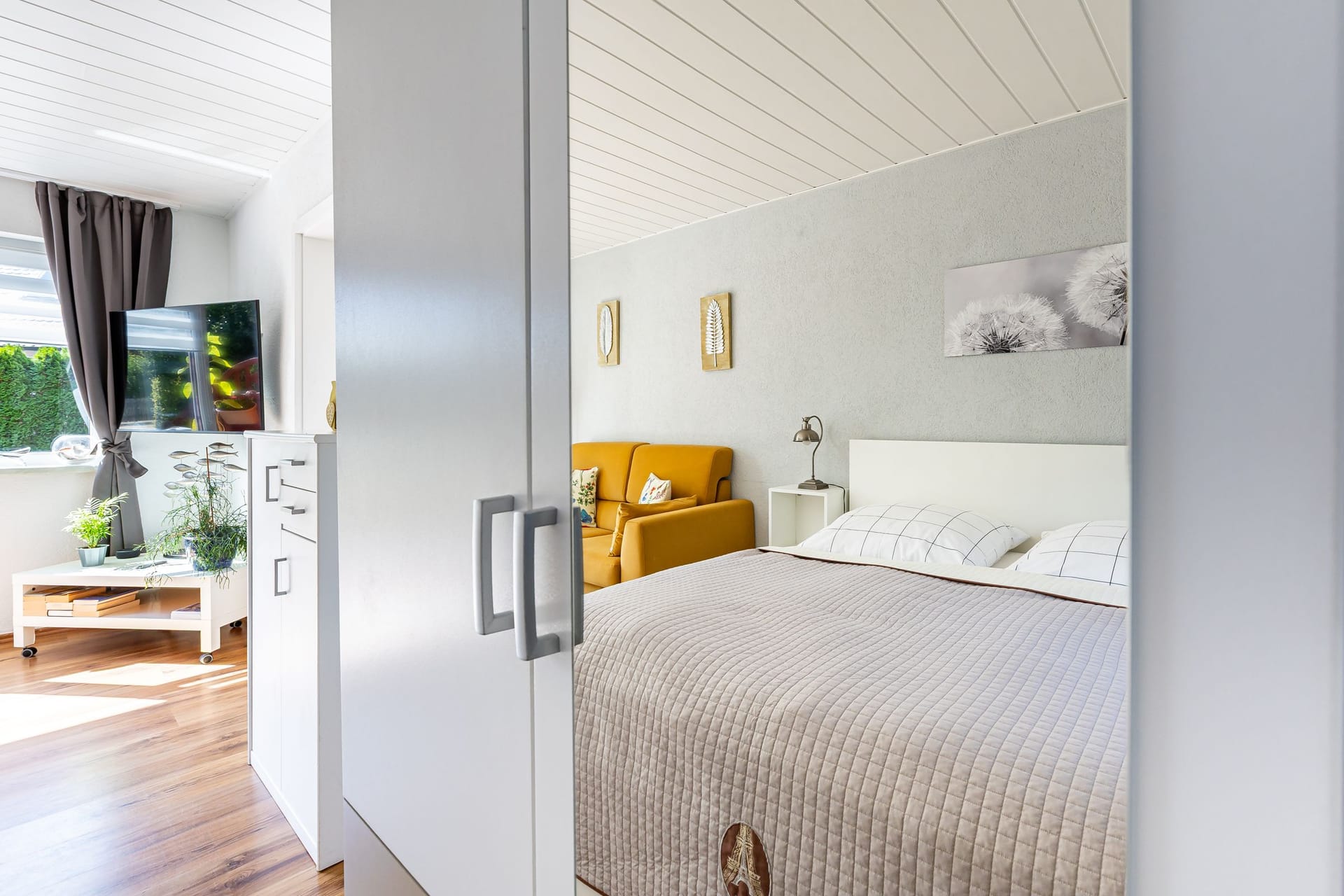 Schlafzimmer mit Bett und gemütlichem Sitzbereich
