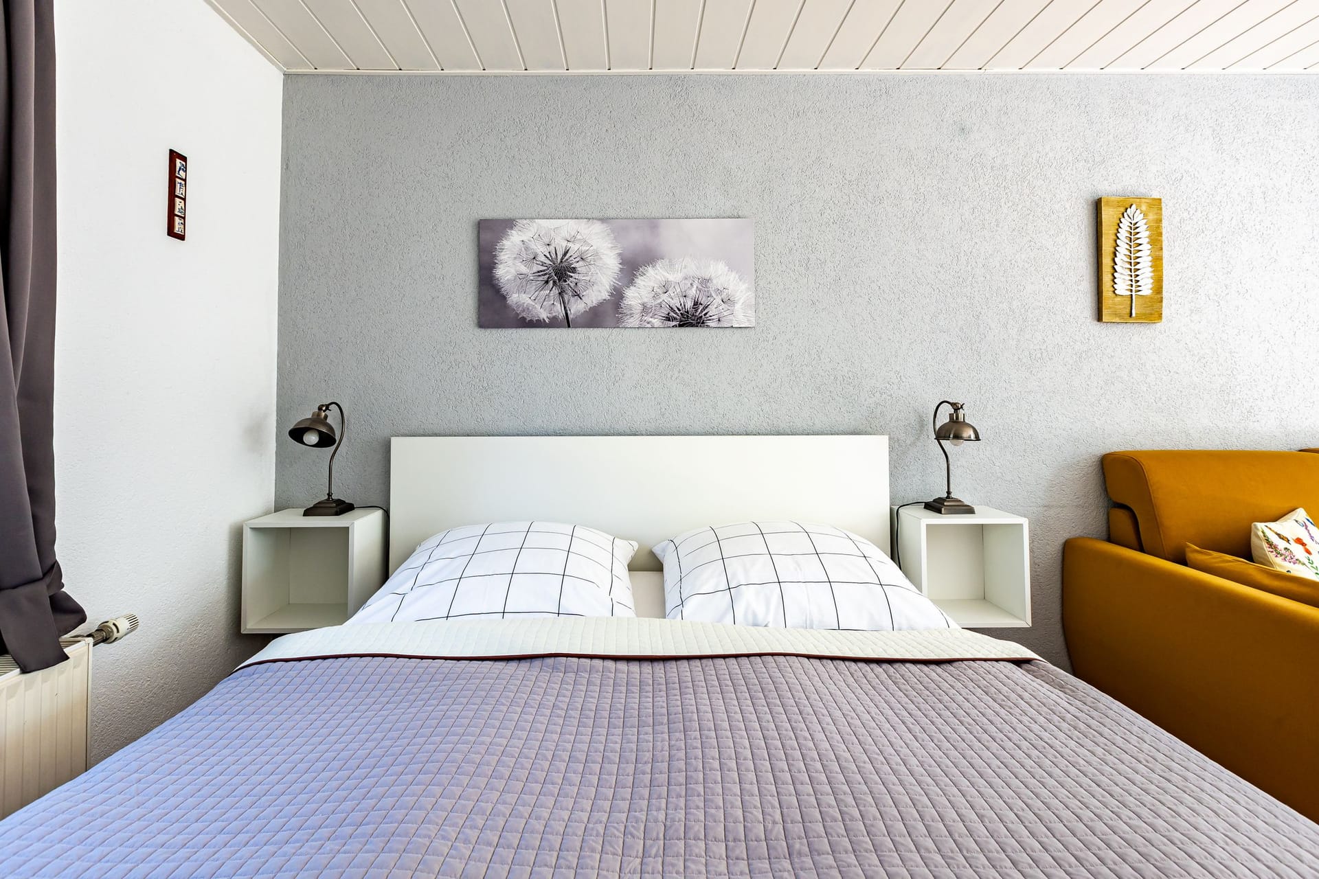 Schlafzimmer mit Doppelbett und modernem Design