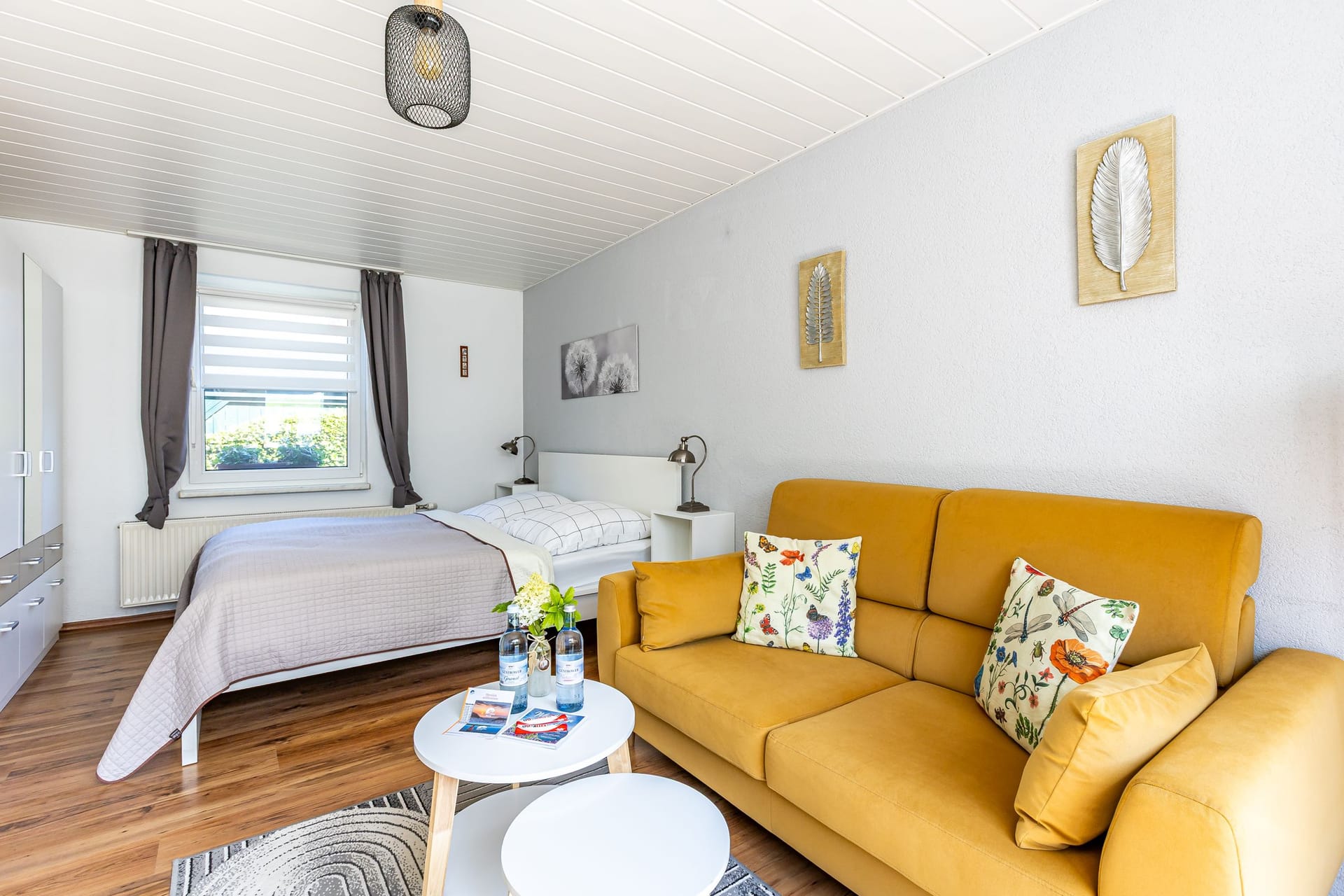 Helles Schlafzimmer mit Doppelbett und Sofa