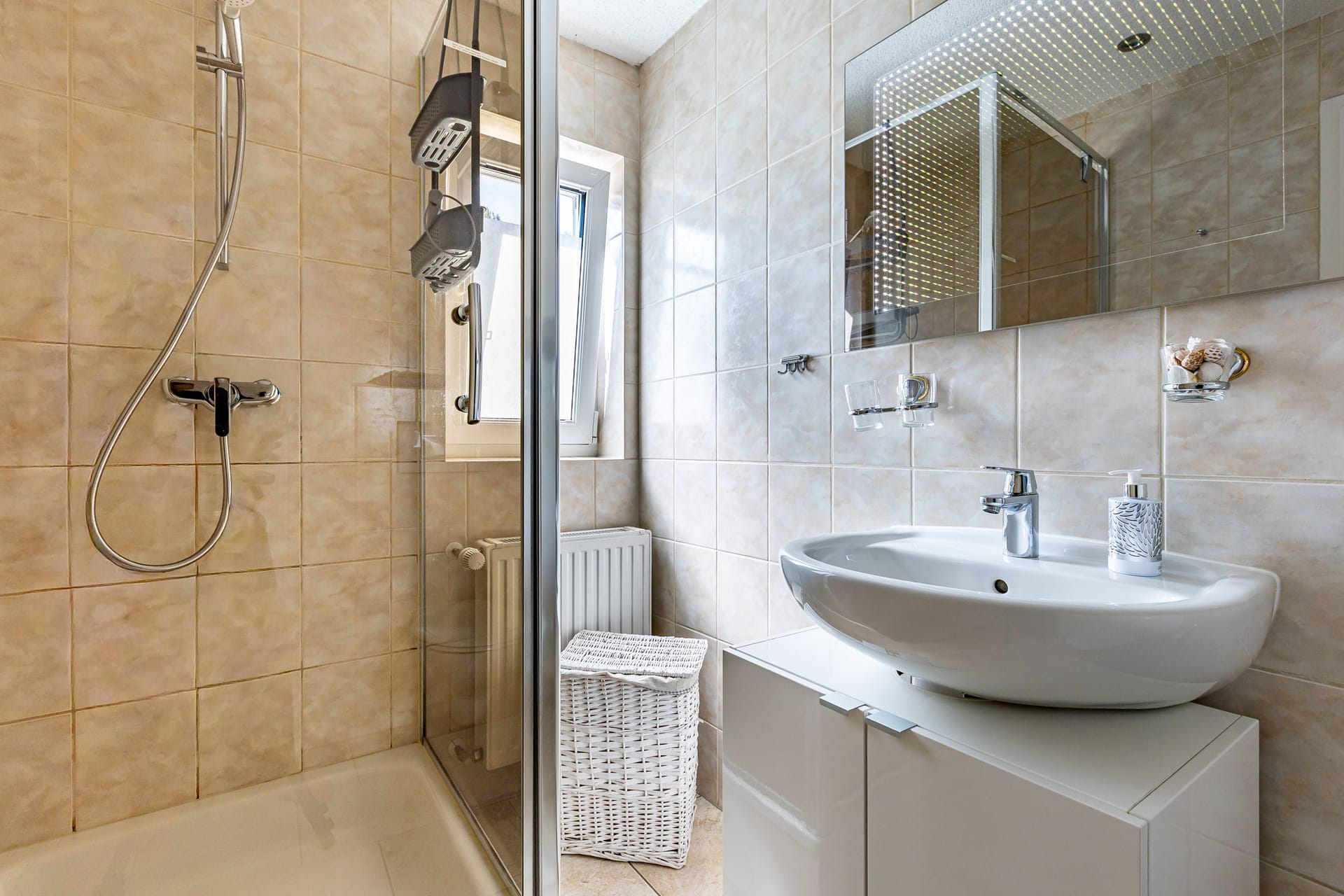 Modernes Badezimmer mit Dusche und Waschbecken