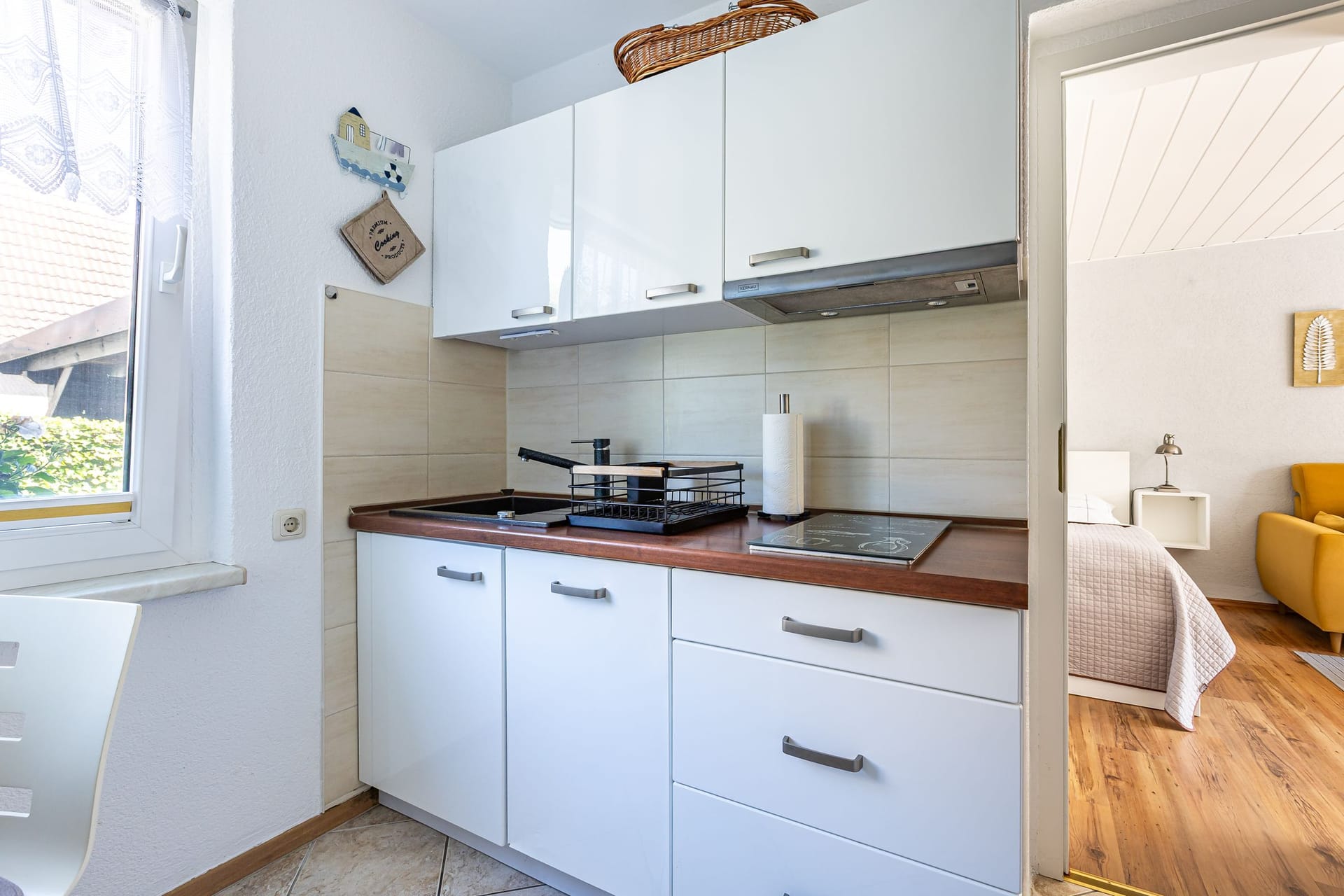 Moderne Küche mit hellen Schränken