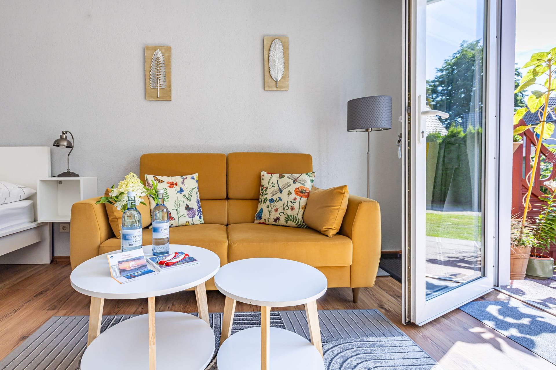 Wohnzimmer mit gelbem Sofa und Tisch