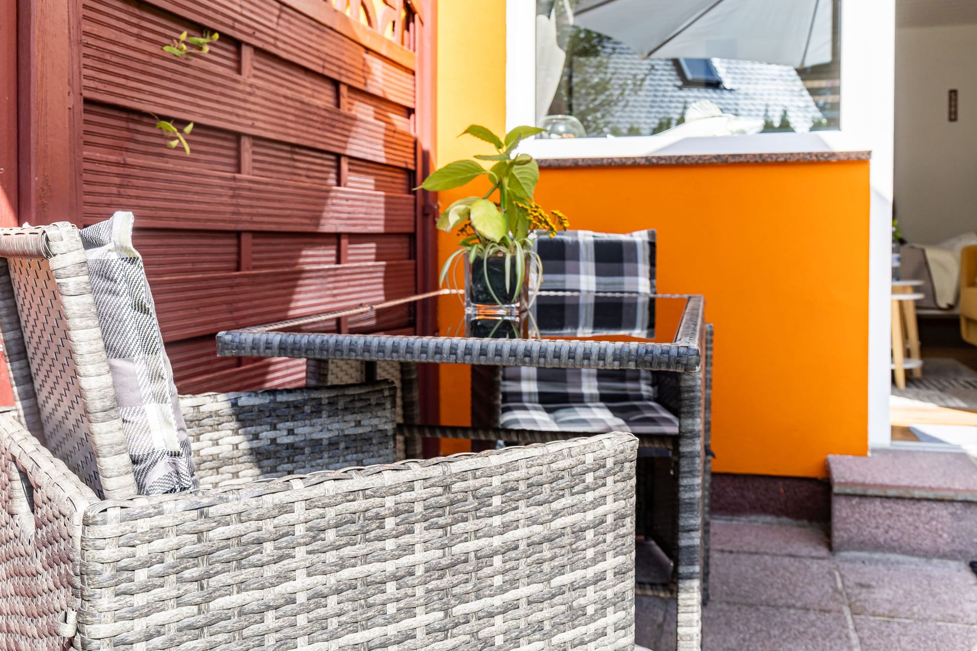 Terrasse mit Tisch und bequemen Stühlen