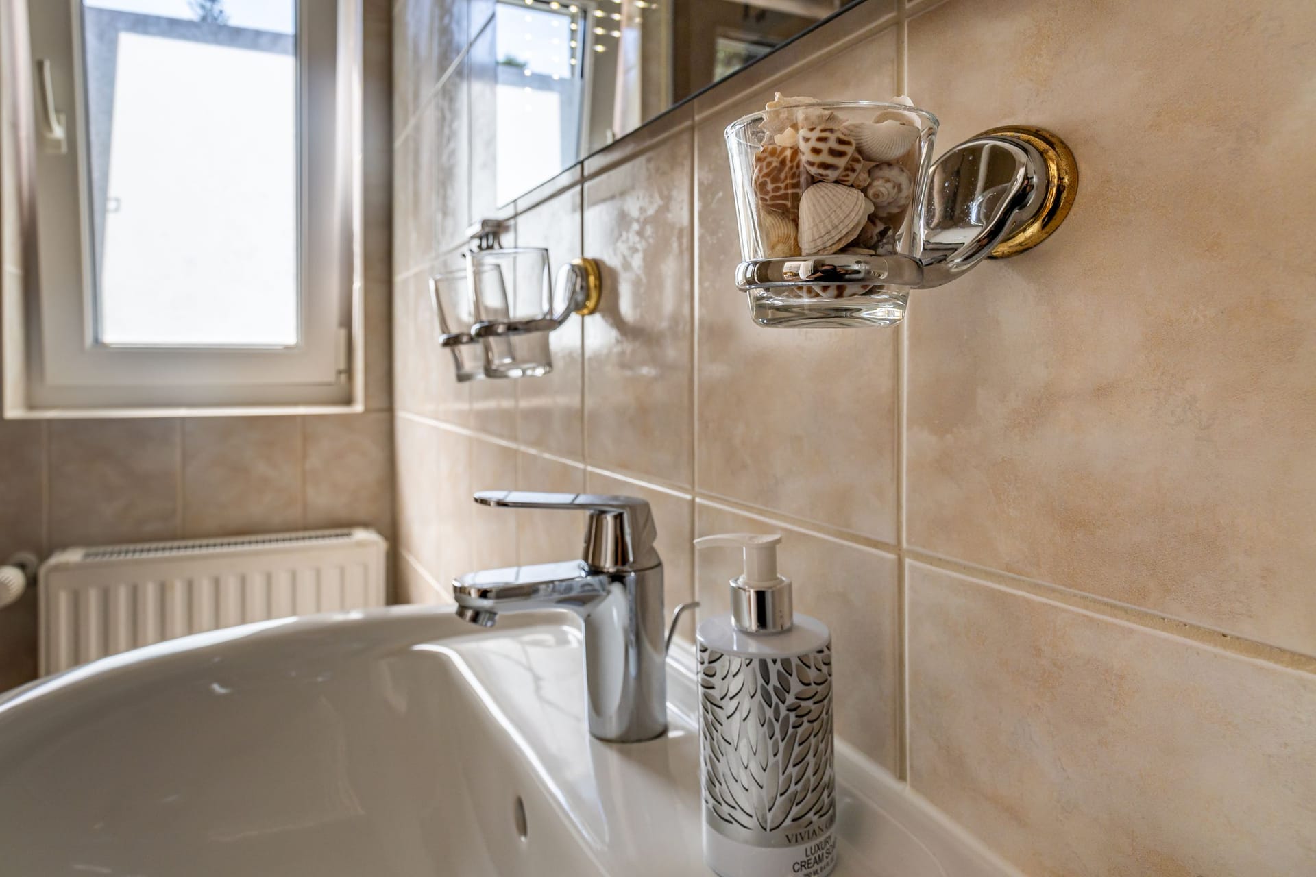 Badezimmer mit Waschbecken und Spiegel