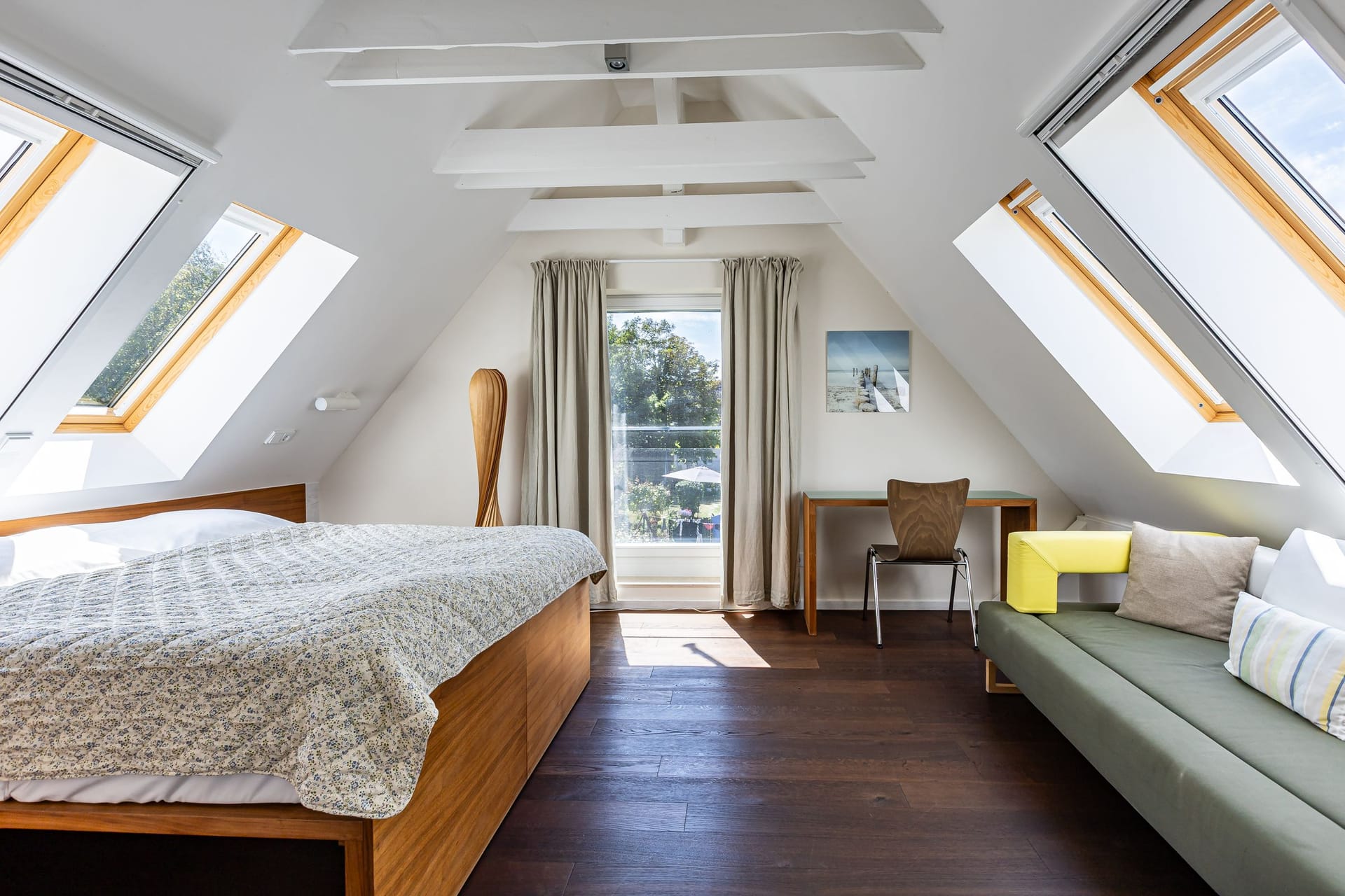 Schlafzimmer mit Blick und modernem Design