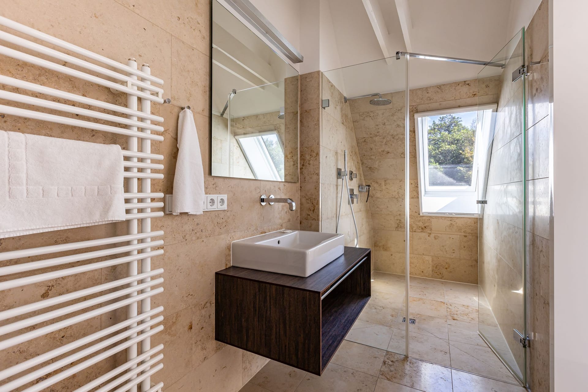 Modernes Badezimmer mit Dusche und Tageslichteinfall