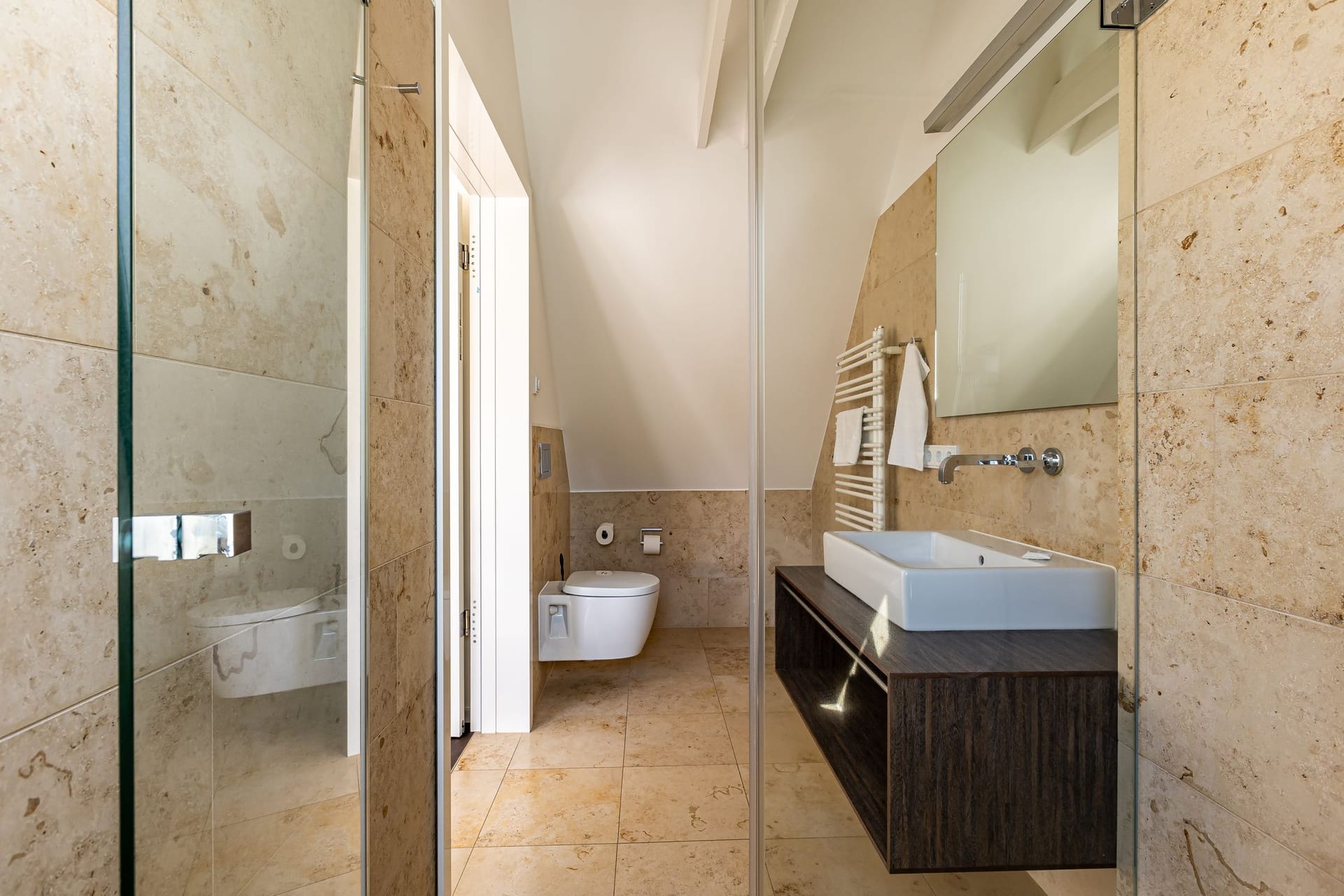 Modernes Badezimmer mit Dusche und Waschbecken