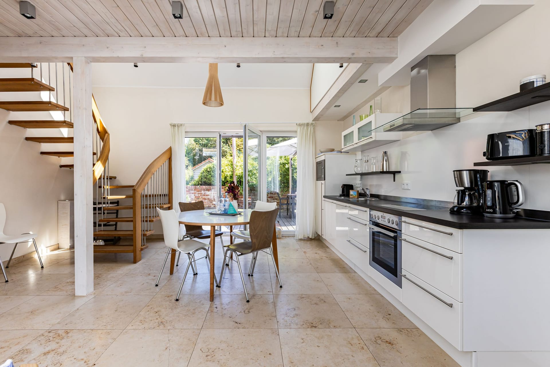 Moderne Küche mit Essbereich und Gartenzugang