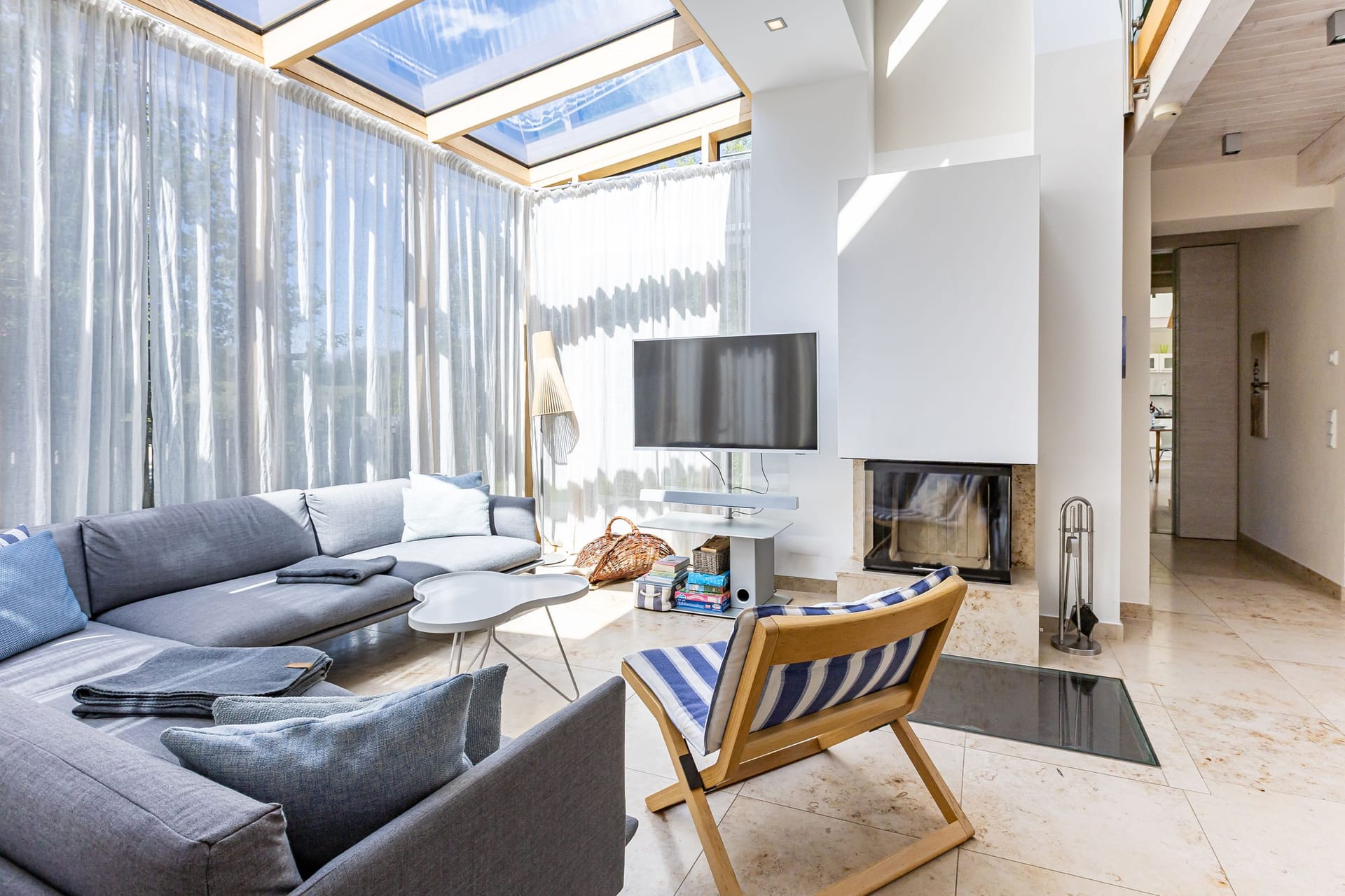 Heller Wohnraum mit Sofa und Fernseher