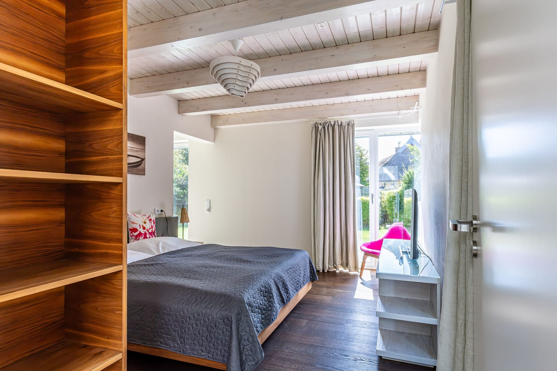 Modernes Schlafzimmer mit Doppelbett