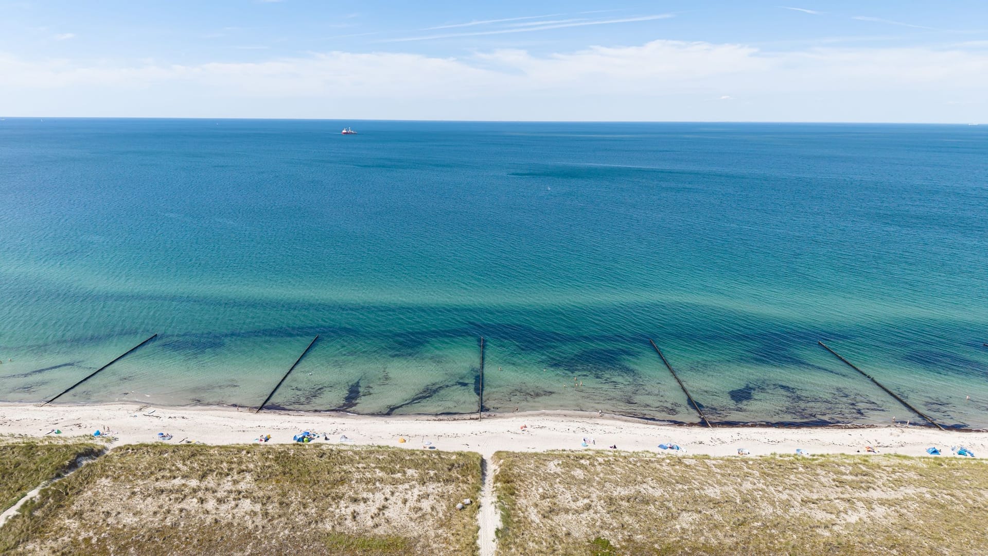 Strandansicht mit klarem Wasser
