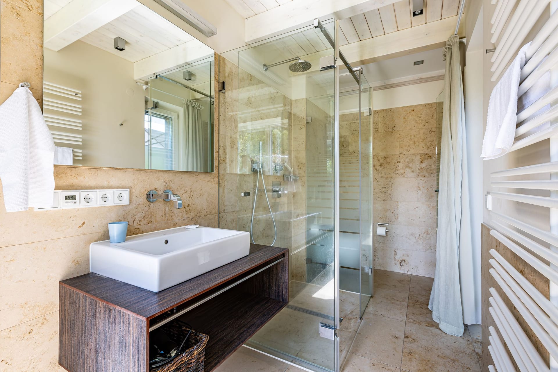 Moderne Badezimmeransicht mit Dusche