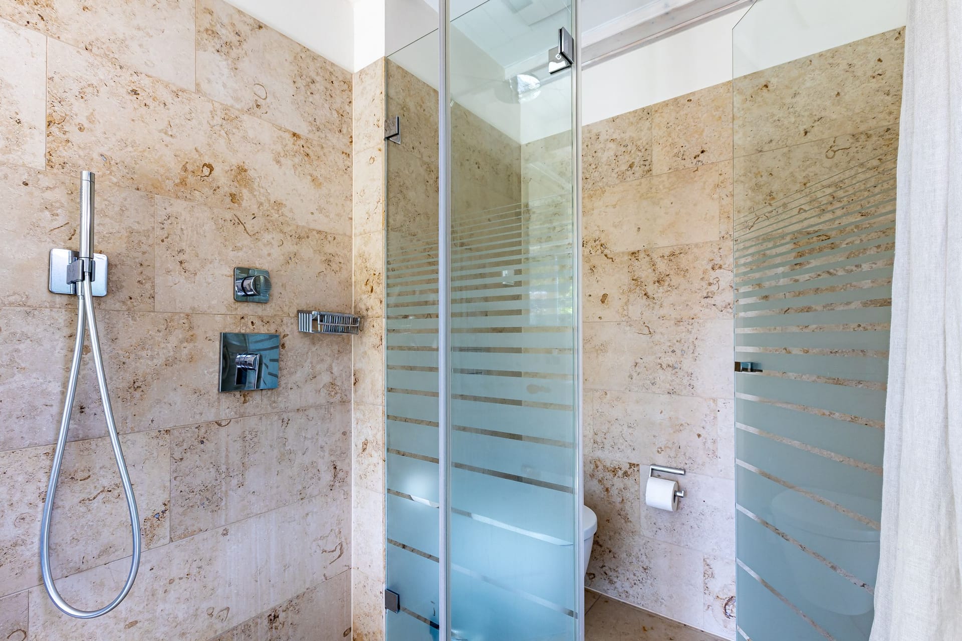 Modernes Badezimmer mit Dusche