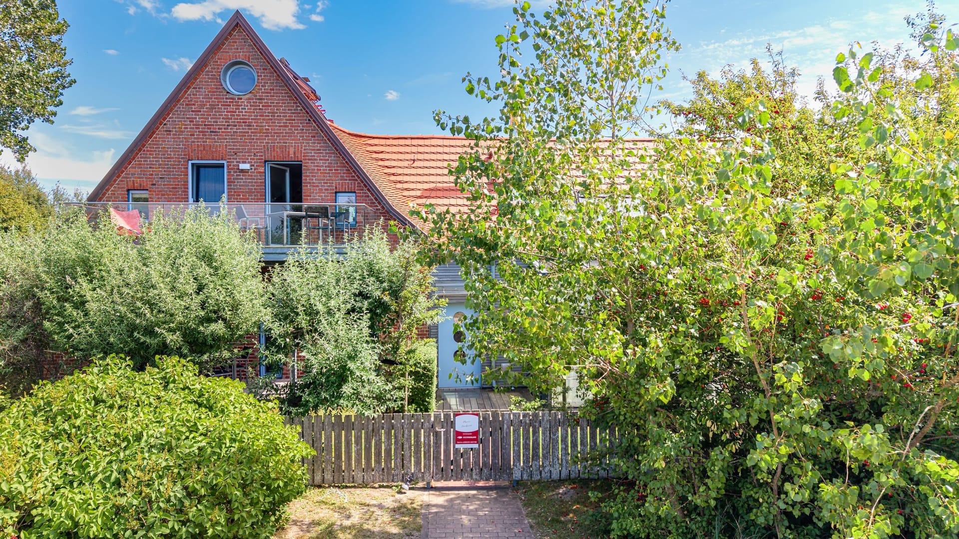 Außenansicht eines Hauses mit Garten und Terrasse