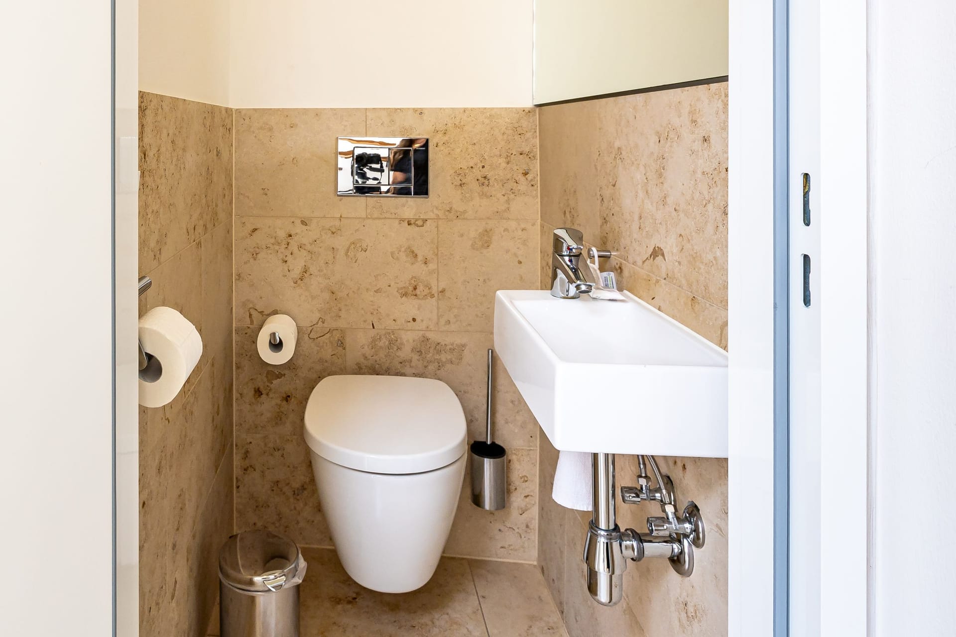 Kompaktes Badezimmer mit Toilette und Waschbecken