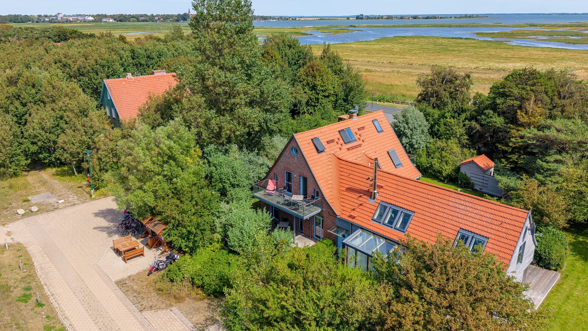 Außenansicht des Ferienhauses mit rotem Dach