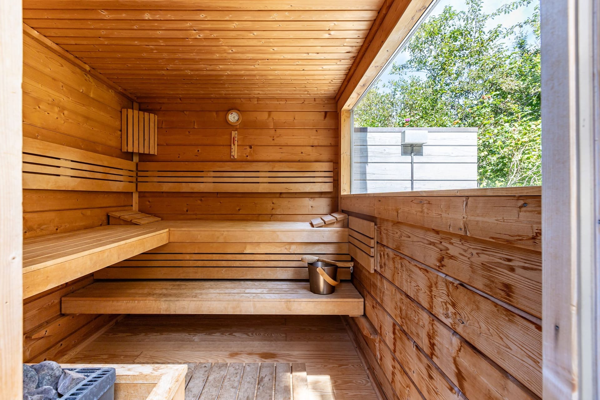 Innenansicht einer modernen Sauna