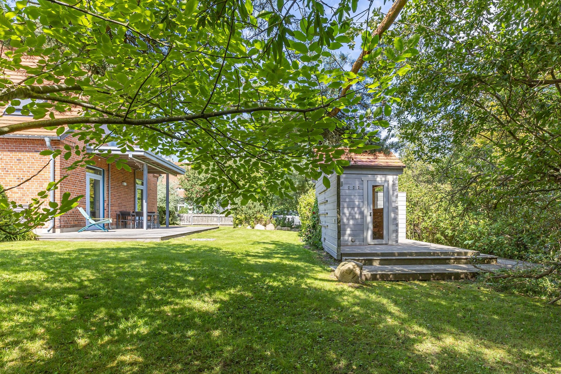 Außenansicht eines Gebäudes mit Garten