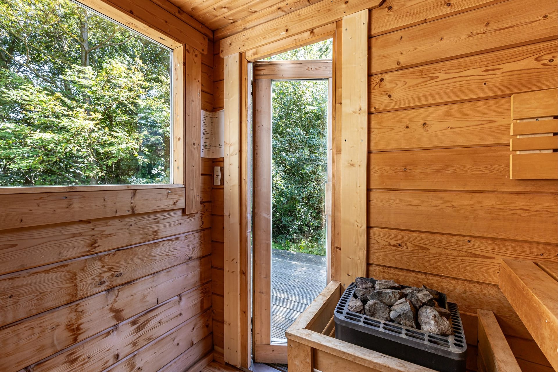 Innenansicht einer Sauna mit Holzverkleidung