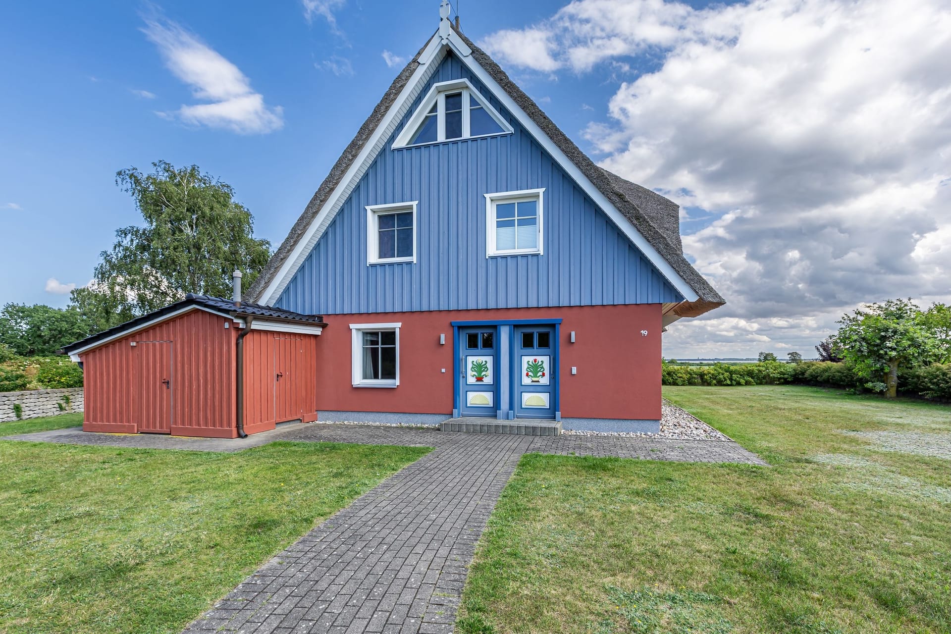 Fassade eines Ferienhauses mit blauem Dach