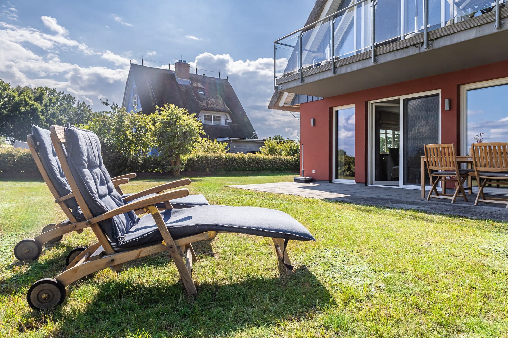 Terrasse mit Liegen und Esstisch