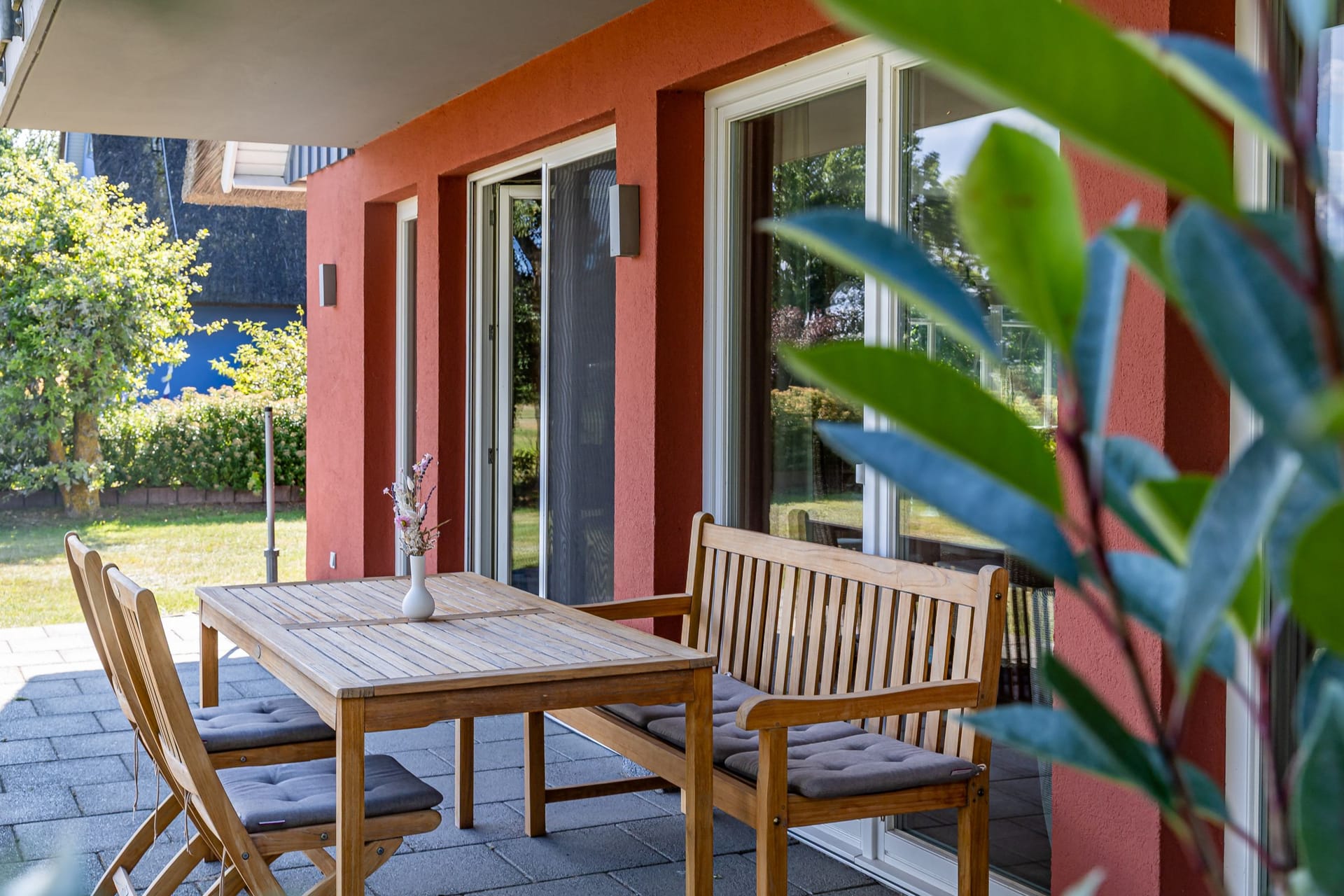 Einladende Terrasse mit Tisch und Bänken