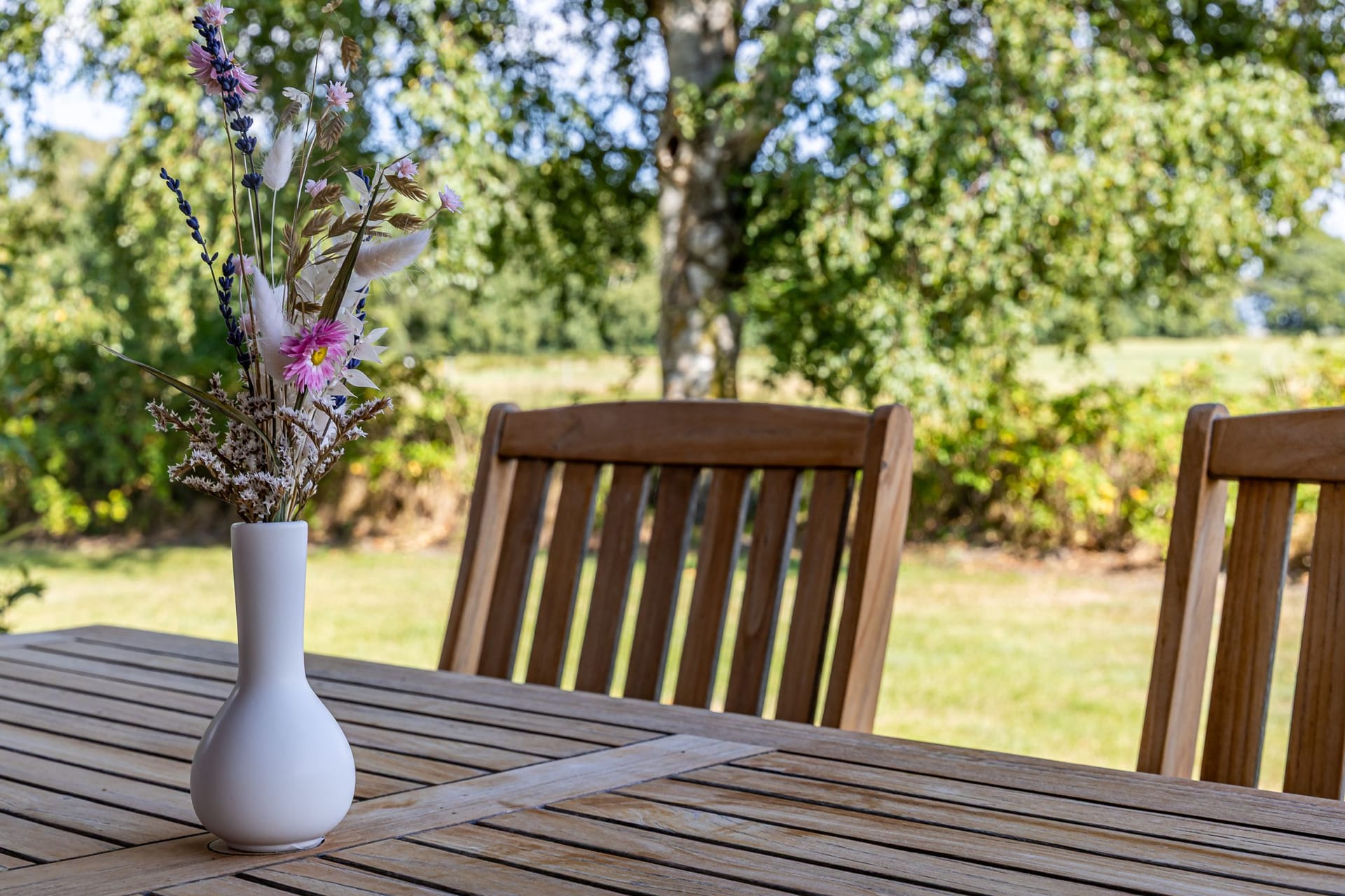 Terrasse mit Tisch und Blumenvase