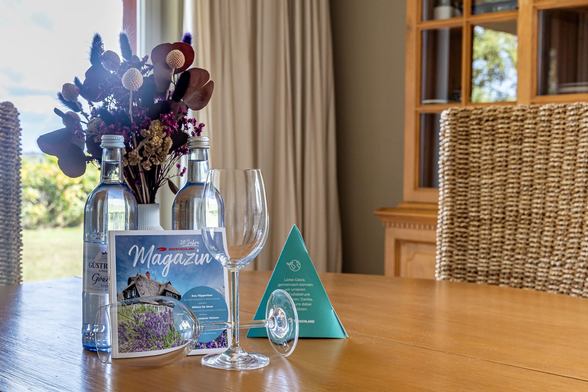 Moderne Küche mit Wasserflasche und Gläsern