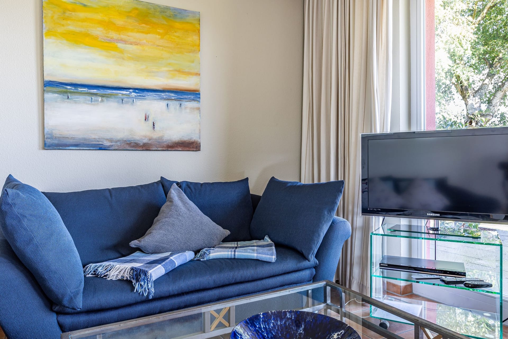 Wohnzimmer mit Sofa und Fernseher