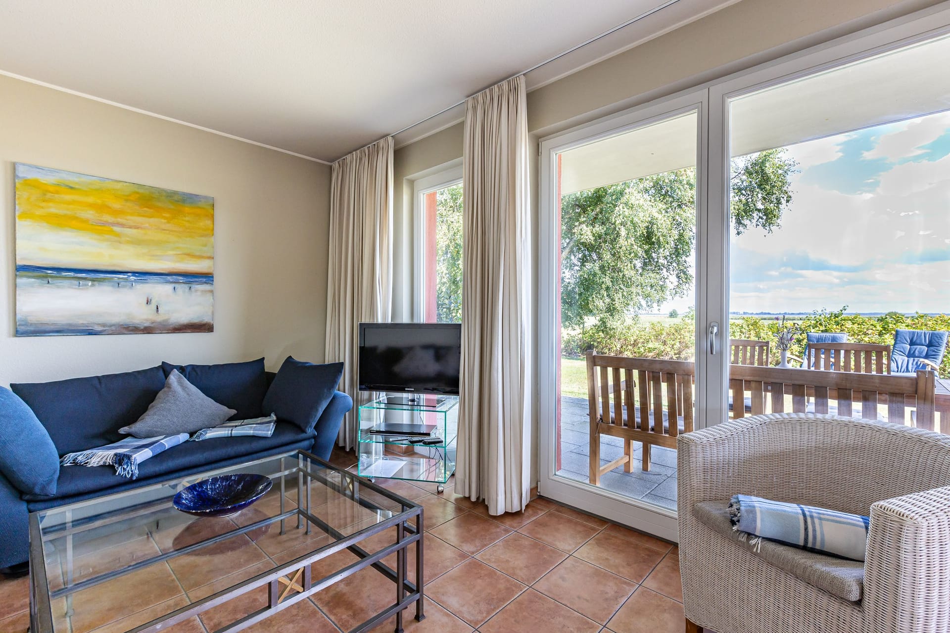 Gemütliches Wohnzimmer mit Sofa und Fernseher
