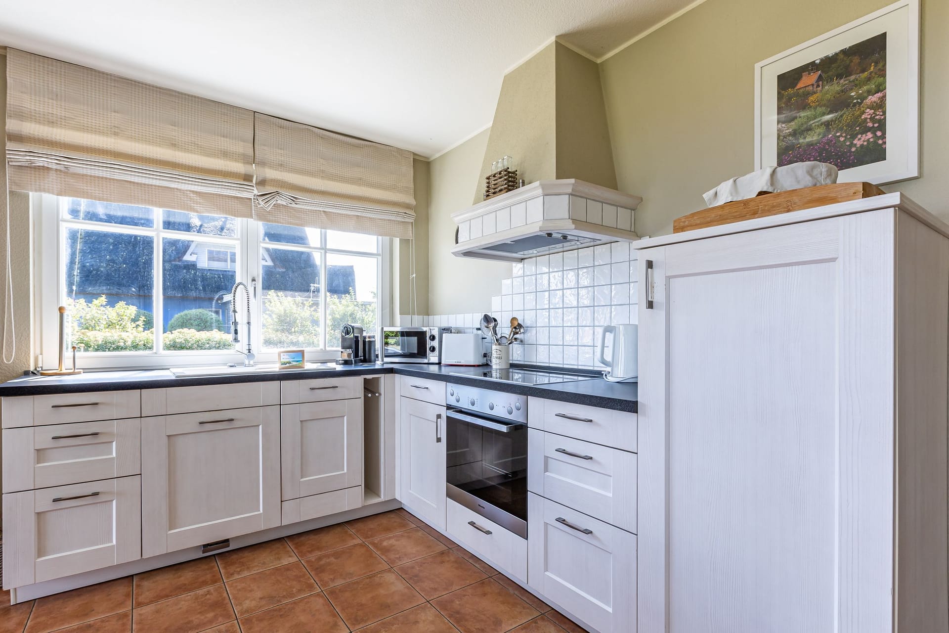Moderne Küche mit Fenster und Geräten