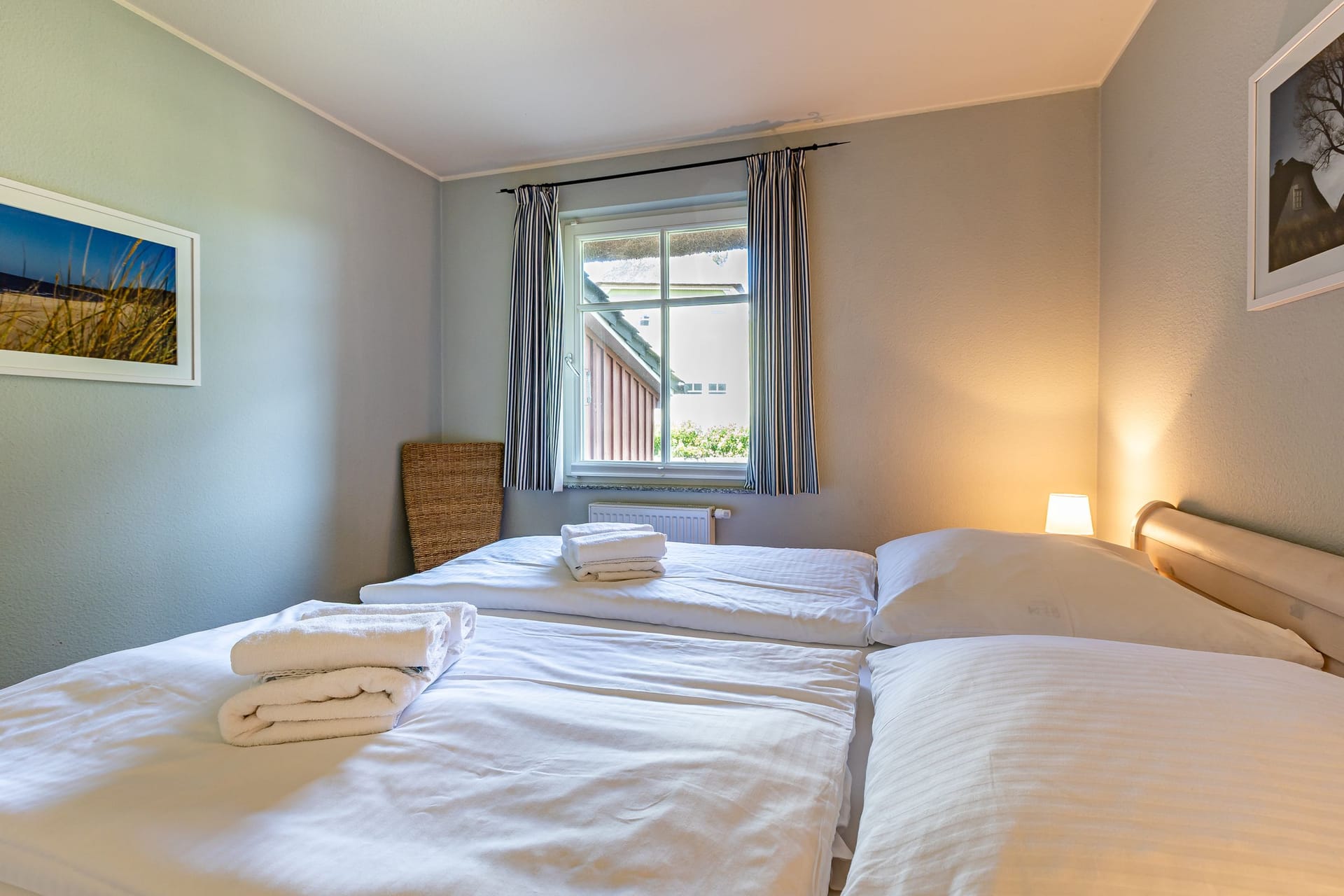 Schlafzimmer mit zwei Betten und Fenster