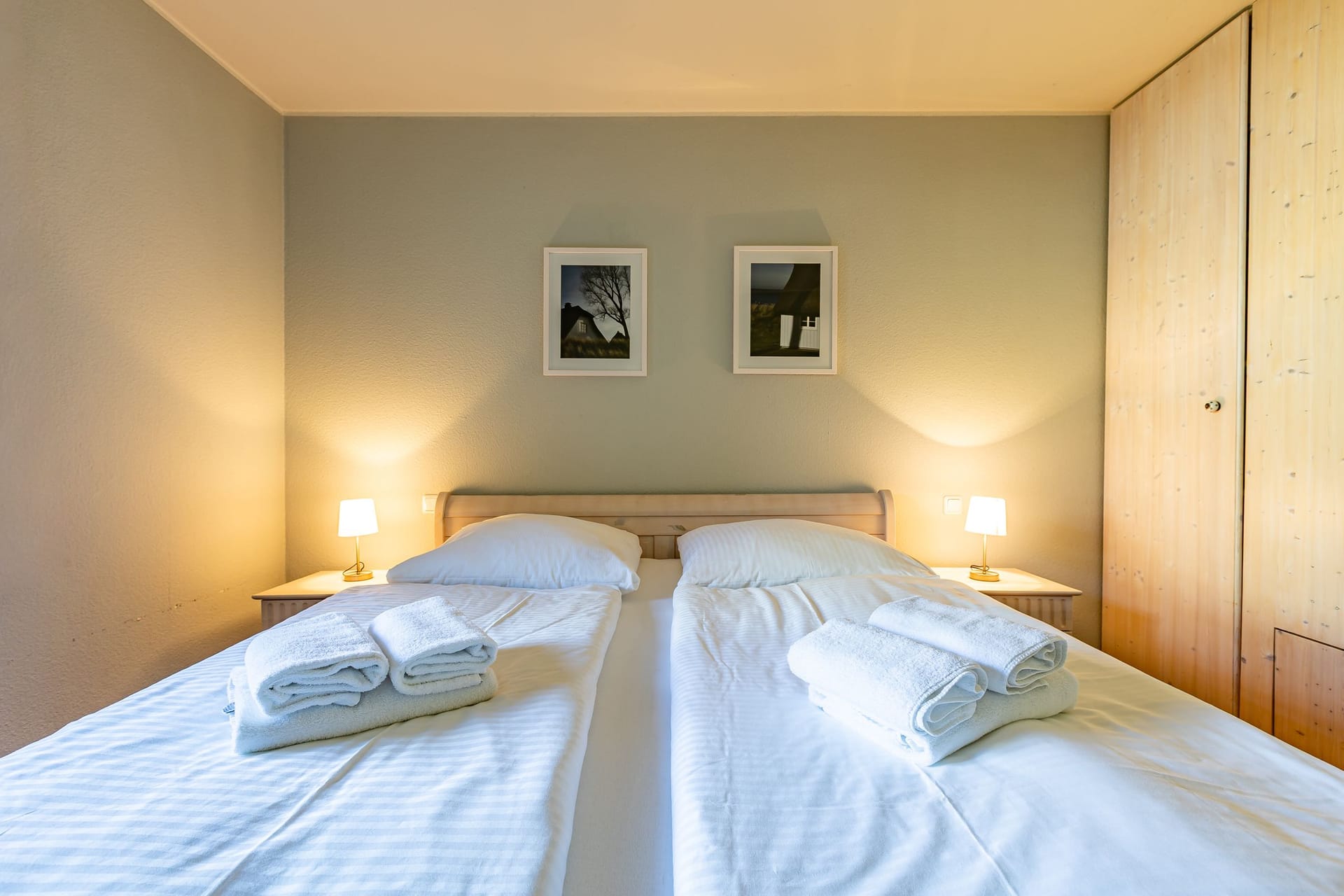 Doppelzimmer mit zwei Betten und Nachtlampen