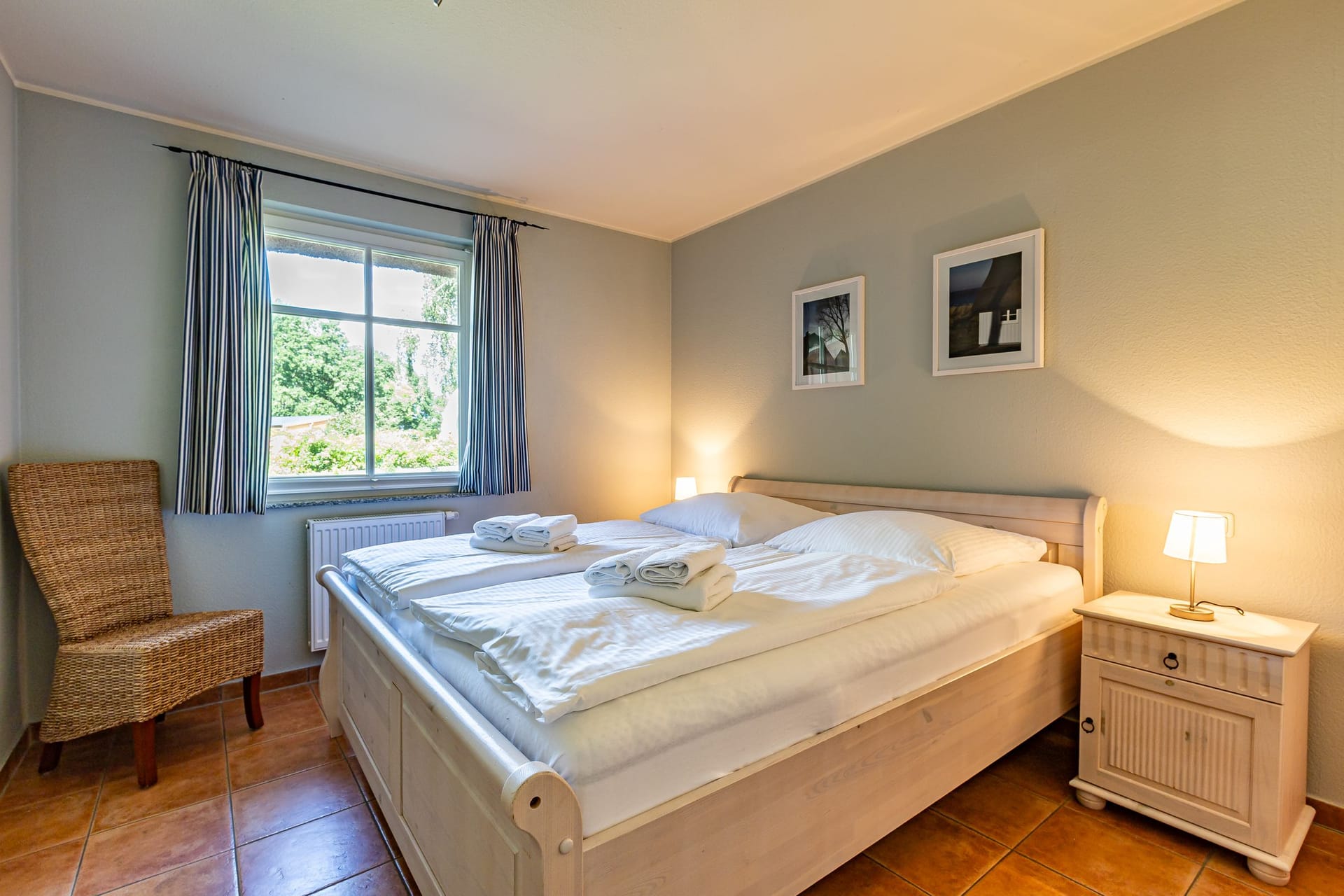 Schlafzimmer mit Doppelbett und Fensterblick