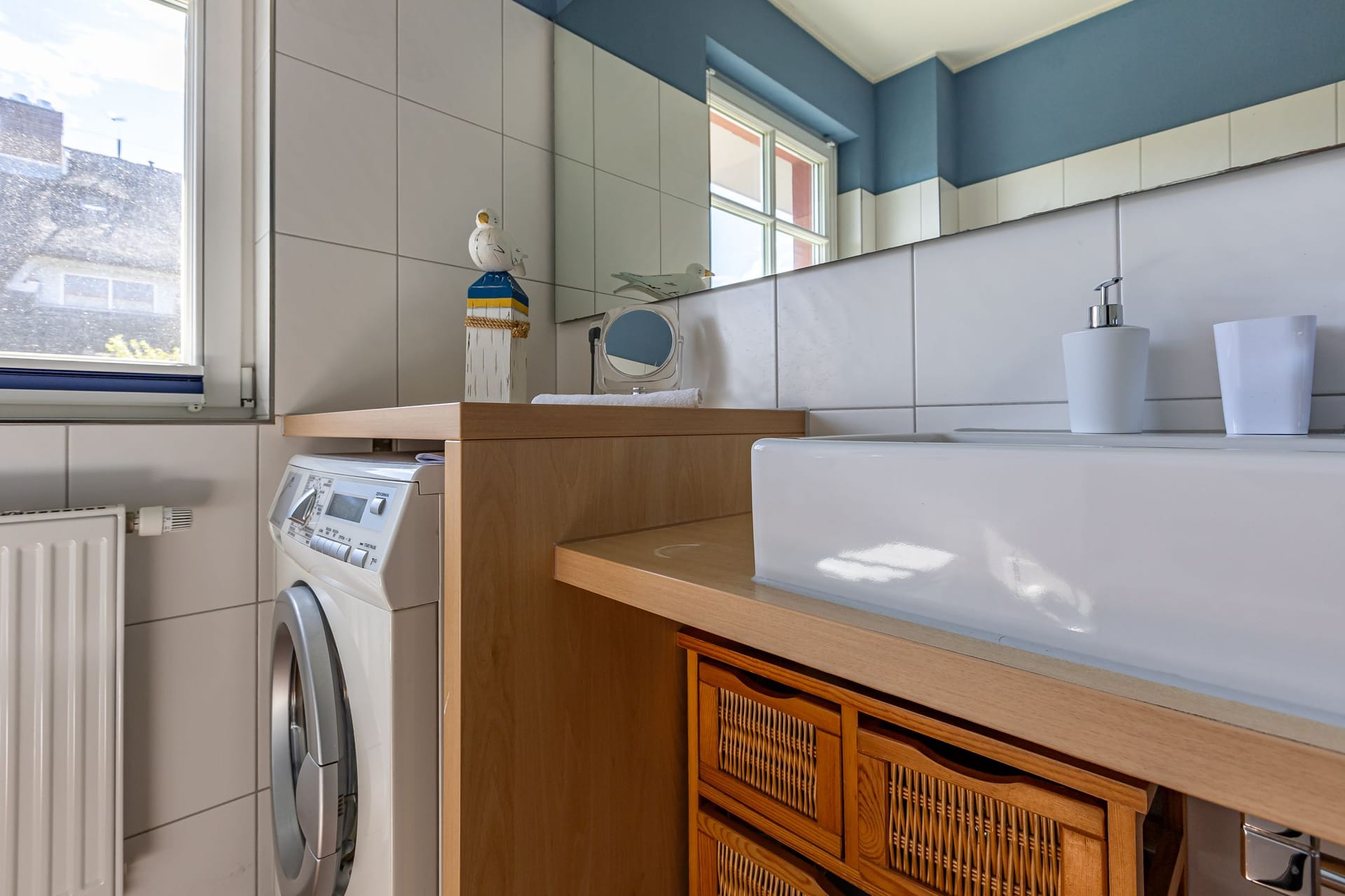 Badezimmer mit Waschmaschine und Stauraum