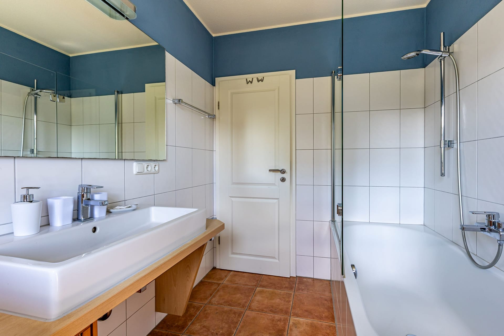 Modernes Badezimmer mit Waschbecken und Badewanne