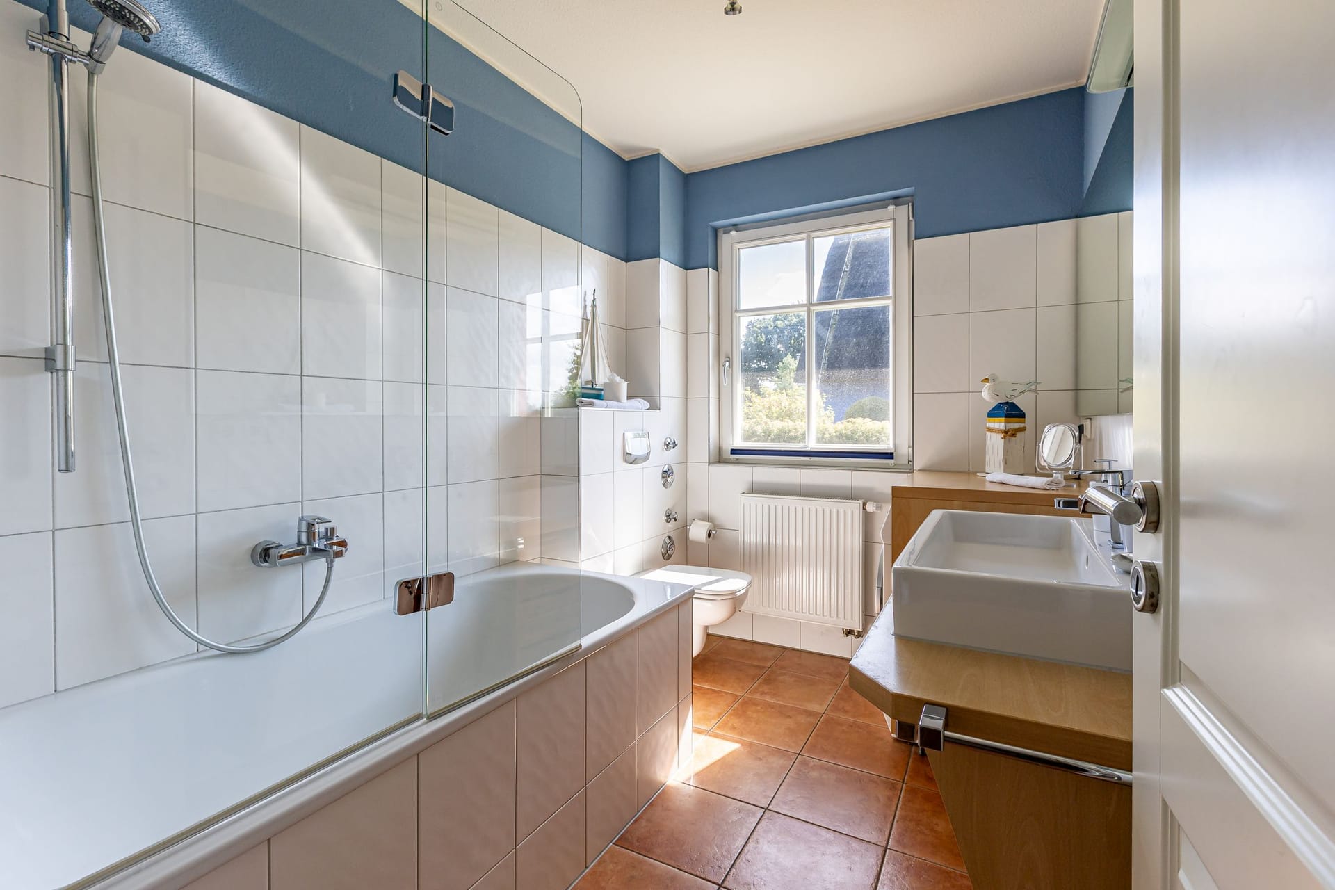 Modernes Badezimmer mit Badewanne und Waschbecken