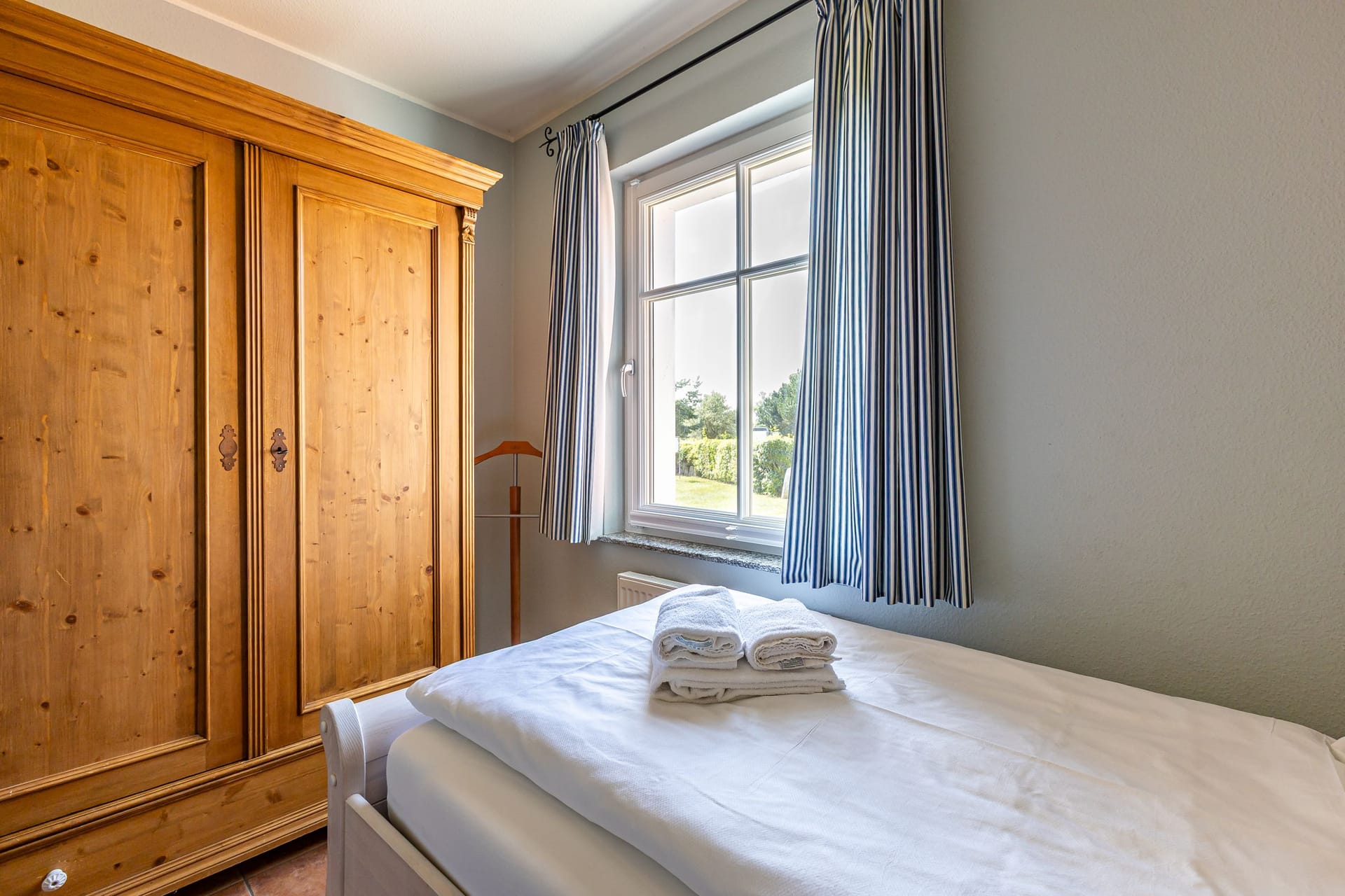 Schlafzimmer mit Bett und Holzschrank