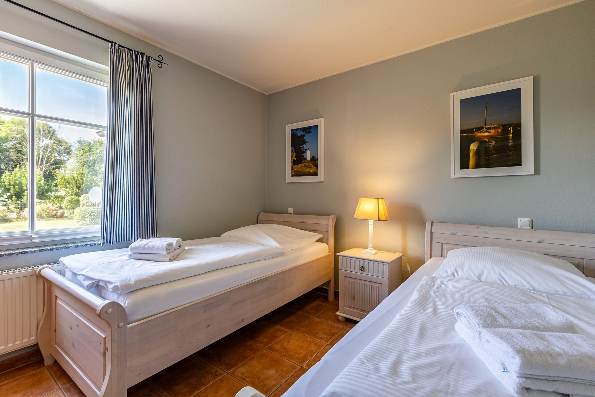 Schlafzimmer mit zwei Einzelbetten und Fenster