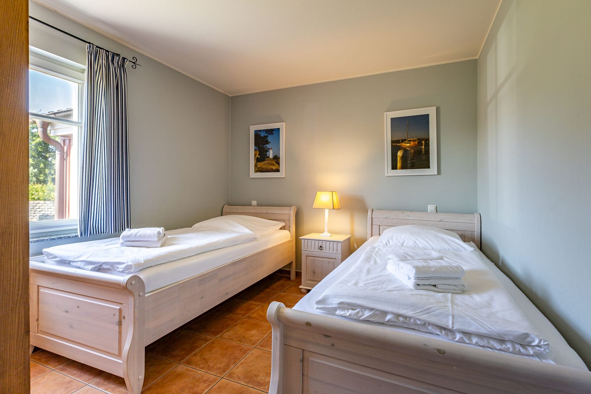 Schlafzimmer mit zwei Einzelbetten