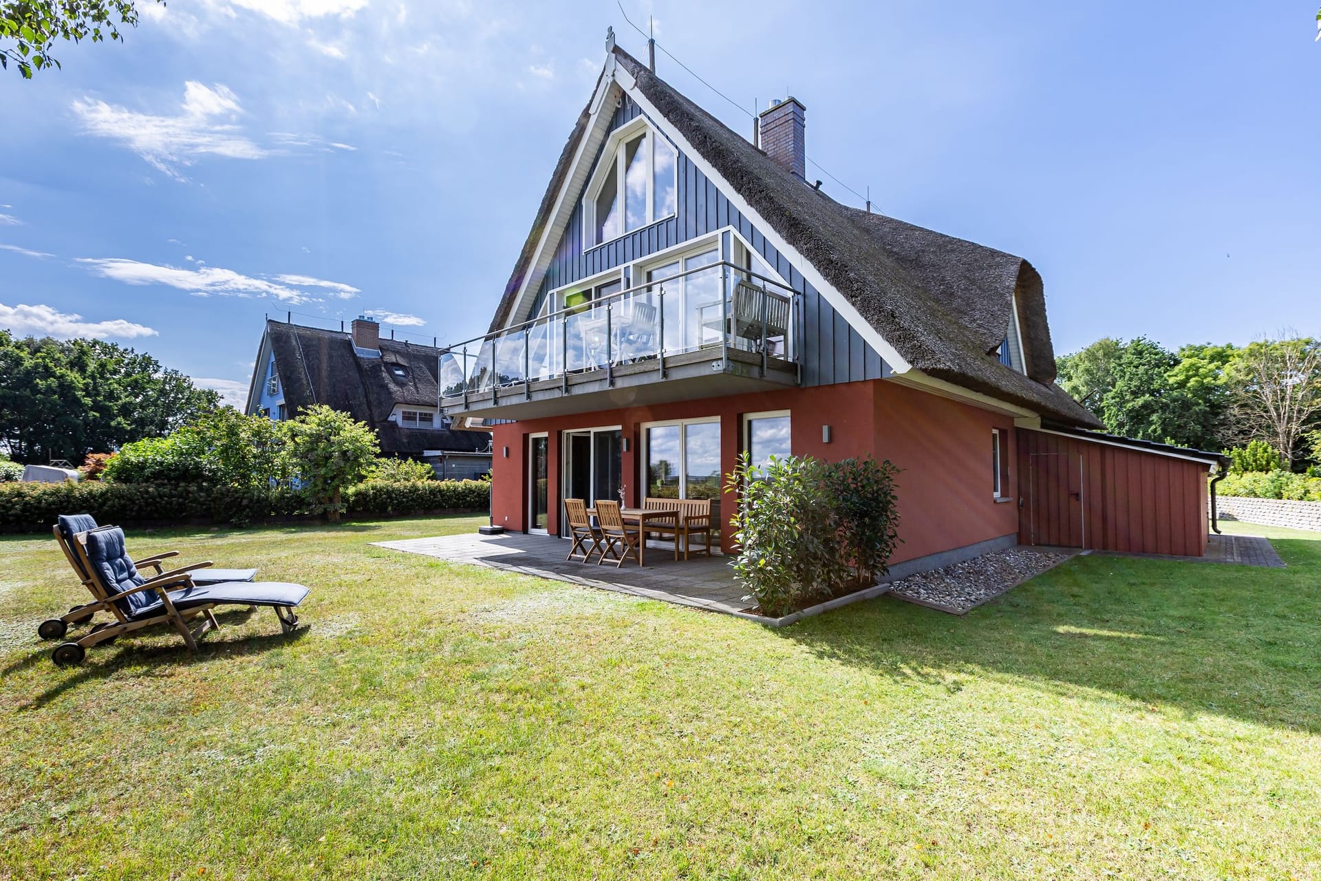 Außenansicht eines Ferienhauses mit Balkon