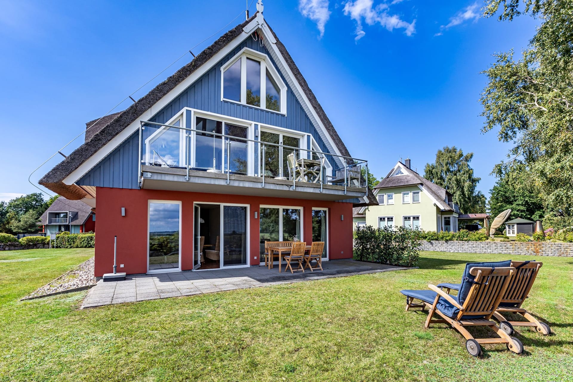 Außenansicht eines modernen Ferienhauses mit Terrasse