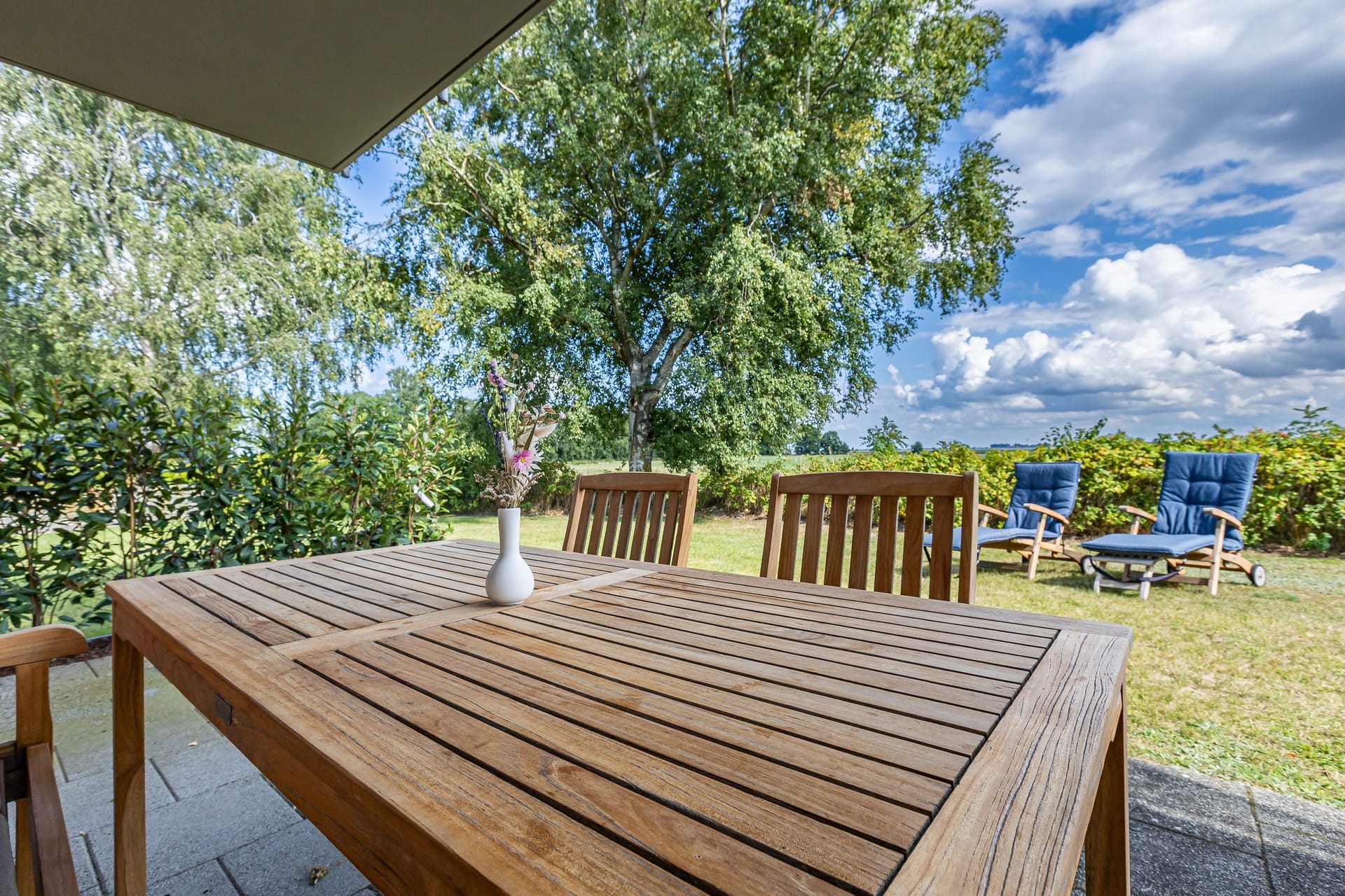 Terrasse mit Tisch und Stühlen
