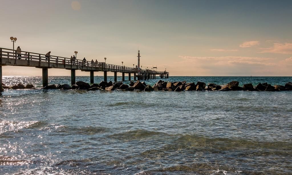 Strandpromenade mit Pier und Meerblick