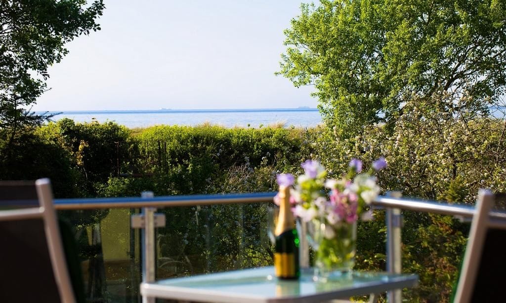 Terrasse mit Meerblick und Dekoration