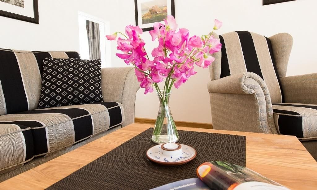 Gemütliches Wohnzimmer mit Sessel und Blumen