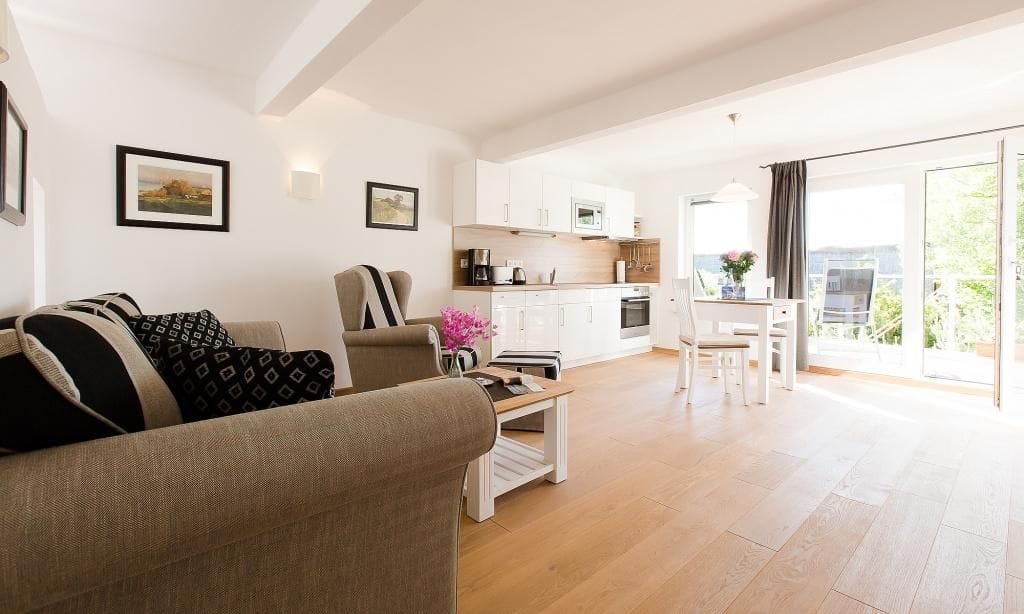 Heller Wohnraum mit Sofa und Esstisch